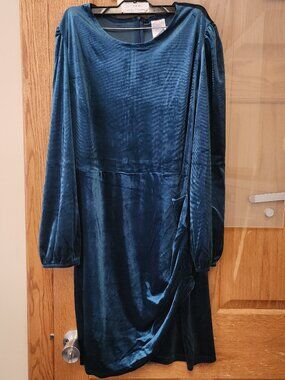 Gorgeous  new with tags deep green velvet dress